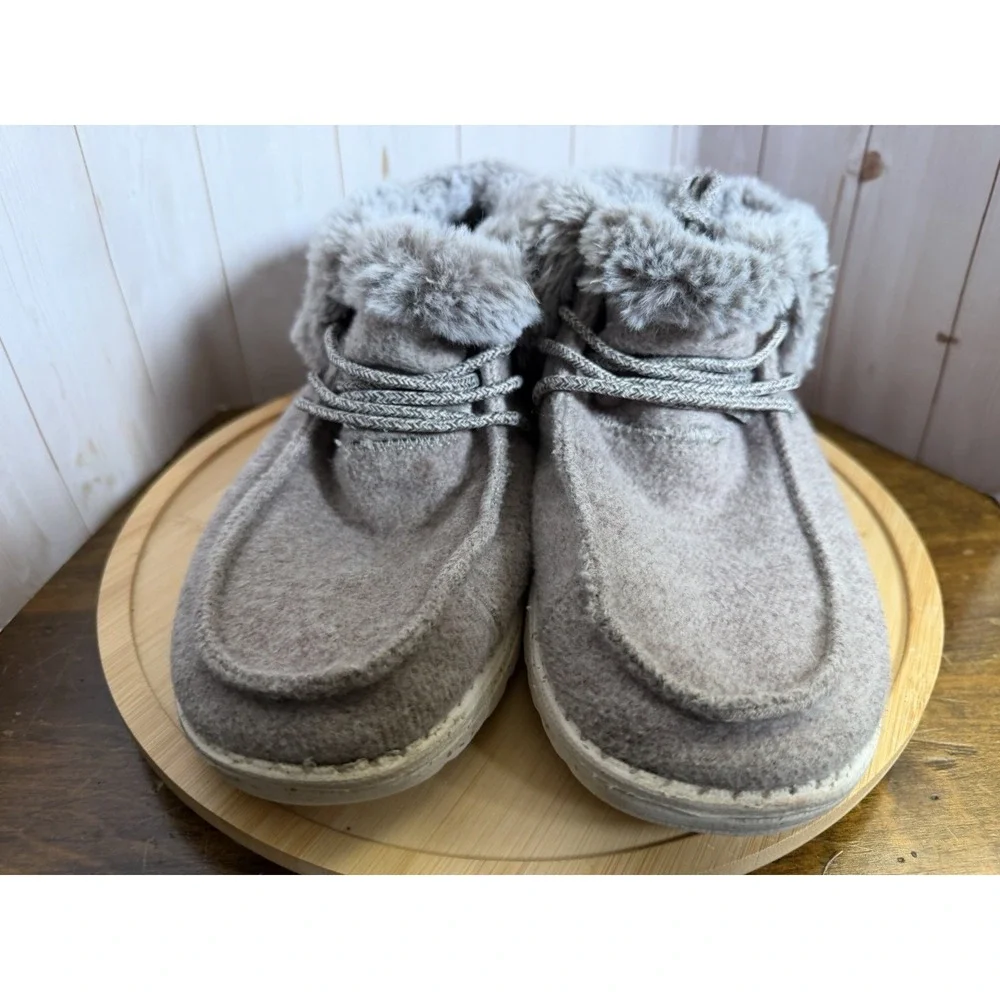 Hey Dude Britt Sz 9/40 Women's Nut Beige Faux Fur Lined‎ Booties w/Laces & Snaps